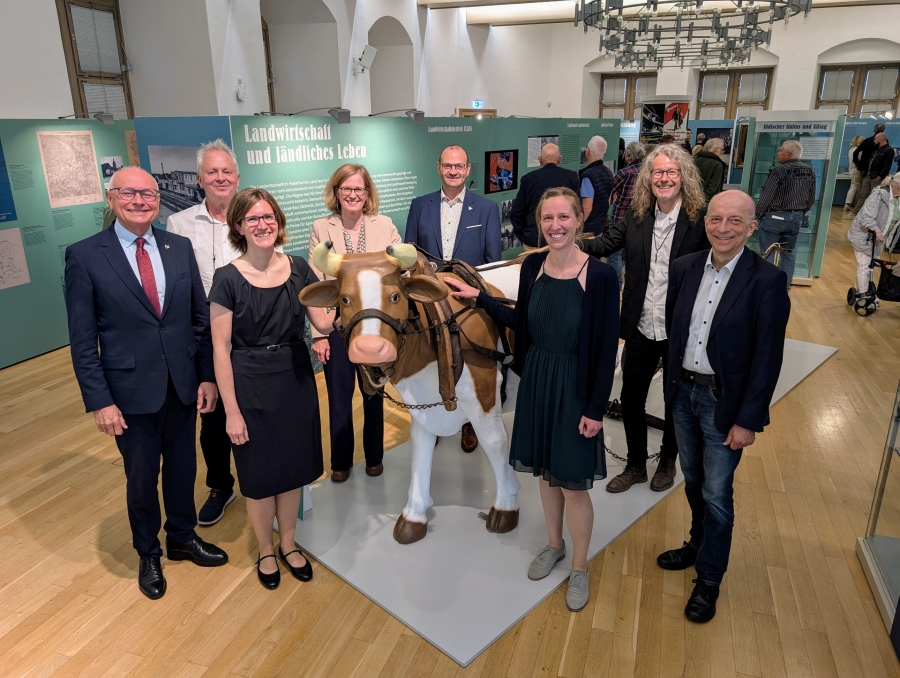 Freude über eine gelungene Ausstellungseröffnung bei Hans-Bernd Janzen, stellvertretender Landrat des Kreises Paderborn zusammen mit den Ausstellungsmachern Markus Moors, Dr. Kerstin Schulte, Kirsten John-Stucke, Dr. Erik Beck, Friederike Horgan, Jörg Piron und Heiner Hansmeier  (v.l.) sowie (nicht auf dem Bild) Heiner Duppelfeld (©Kreismuseum Wewelsburg) Freude über eine gelungene Ausstellungseröffnung bei Hans-Bernd Janzen, stellvertretender Landrat des Kreises Paderborn zusammen mit den Ausstellungsmachern Markus Moors, Dr. Kerstin Schulte, Kirsten John-Stucke, Dr. Erik Beck, Friederike Horgan, Jörg Piron und Heiner Hansmeier  (v.l.) sowie (nicht auf dem Bild) Heiner Duppelfeld (©Kreismuseum Wewelsburg)
